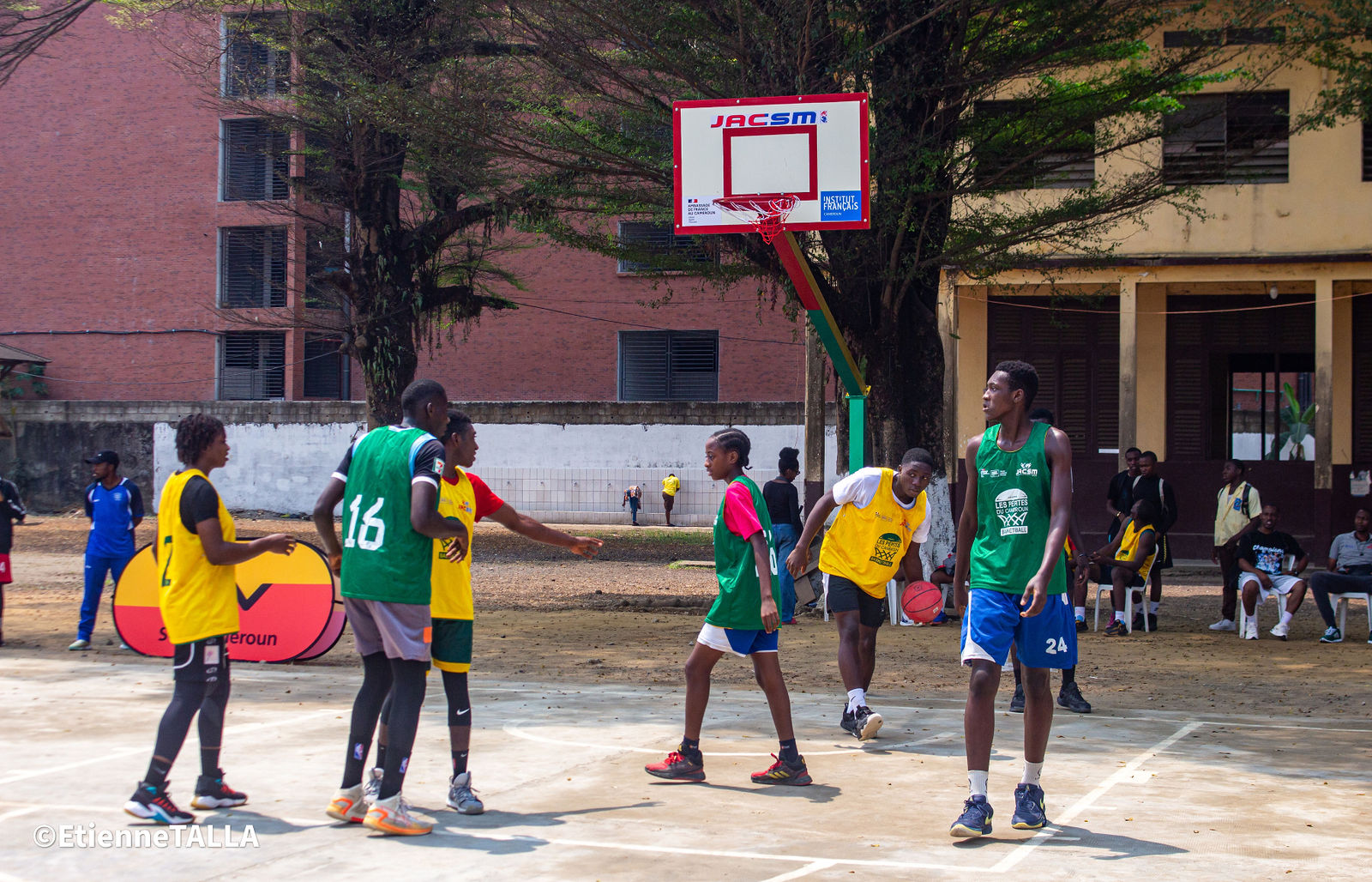 Inauguration à Douala du terrain de Basketball du Lycée de Newbell