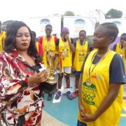 Tournoi de basketball pour sensibiliser les jeunes filles, en prélude à la journée internationale des droits des femmes au Cameroun
