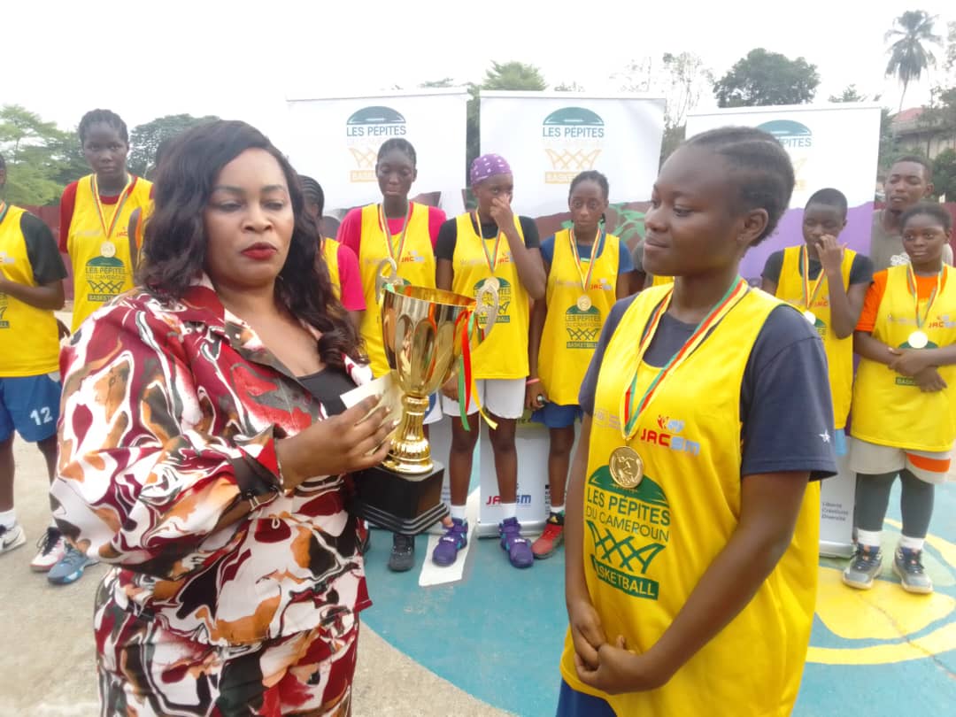 Tournoi de basketball pour sensibiliser les jeunes filles, en prélude à la journée internationale des droits des femmes au Cameroun